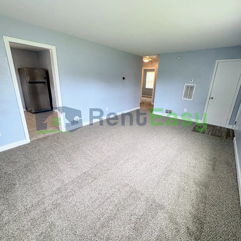 3 bed, 1.0 bath, 924 sqft, $1,645 — Photo 2