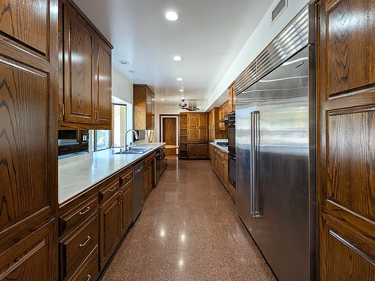 545 Hillgreen Dr — Photo 7