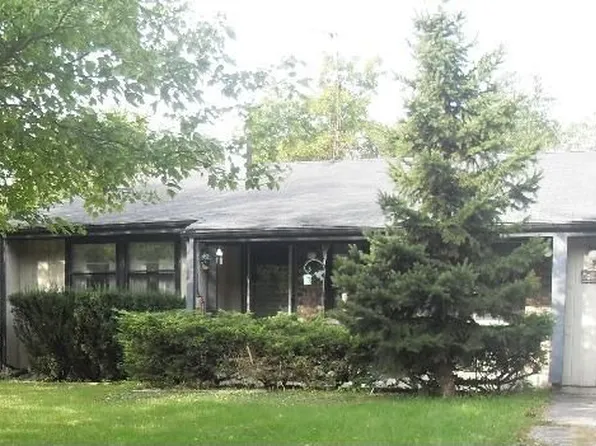 1847 Center Dr, Carpentersville, IL 60110