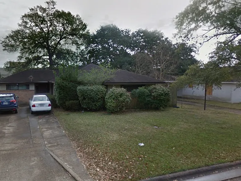 1102 Woods Dr — Photo 12