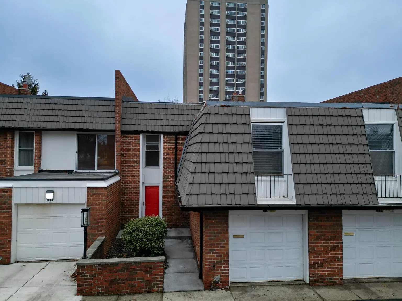 4 bed, 2.5 bath, 2333 sqft, $2,500 — Photo 1
