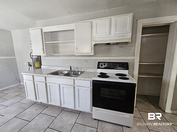2nd image of 2253 Barlow St