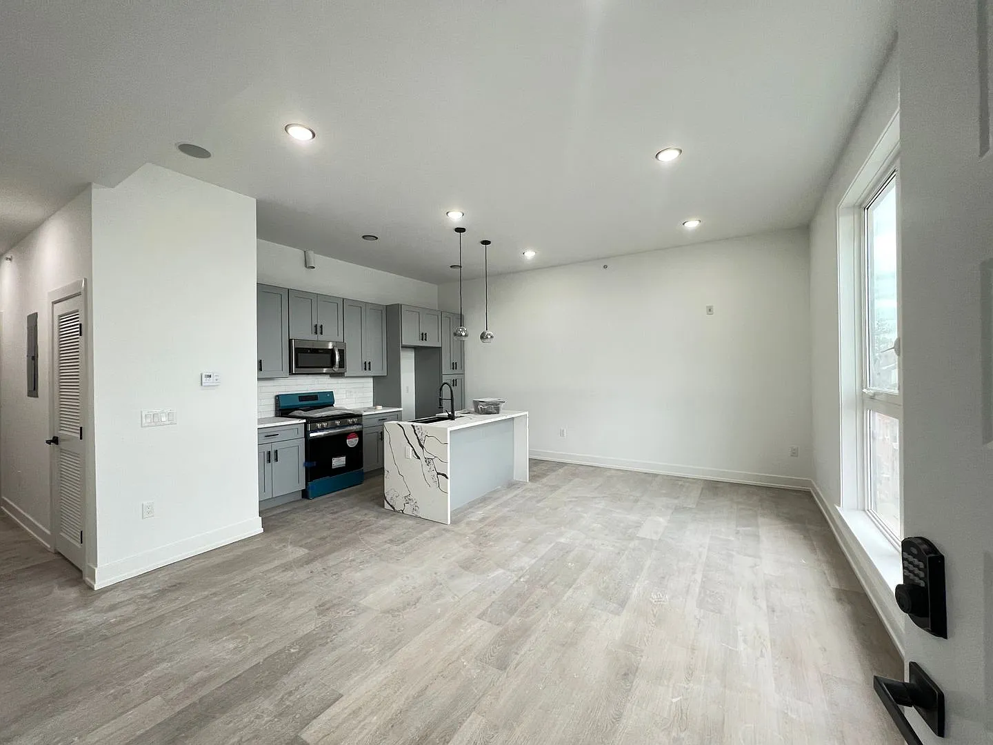 2550 Hope St — Photo 1