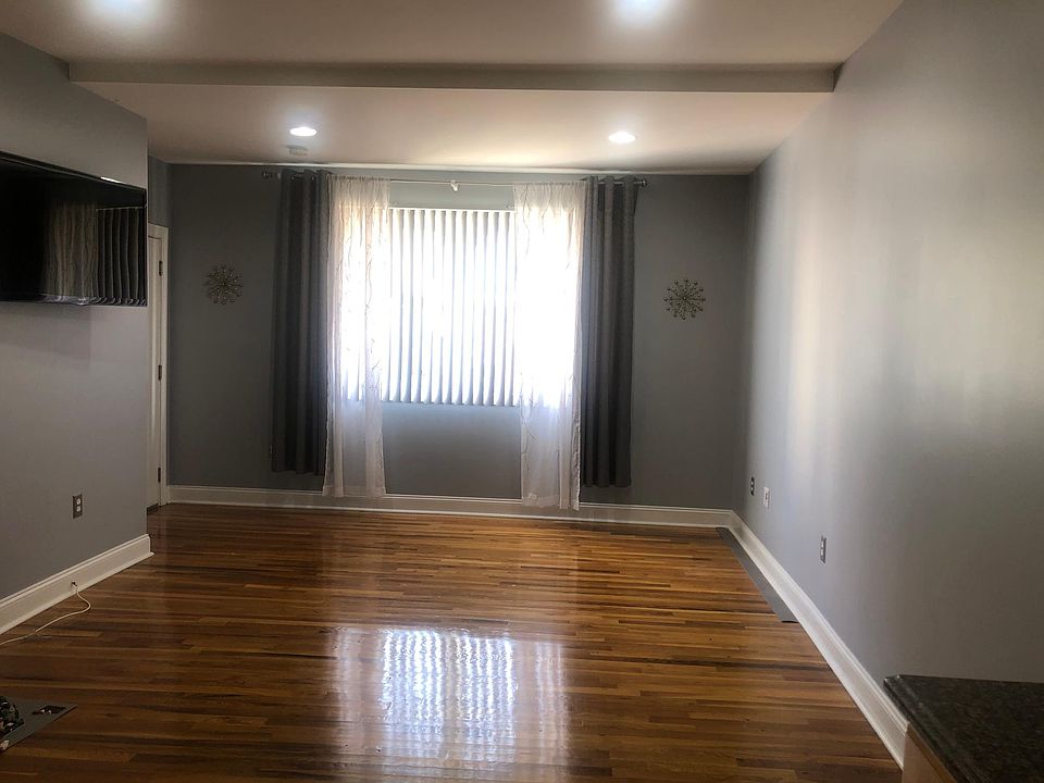 1st image of 33 Willard St Floor 1