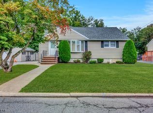 22 Chestnut St, Bloomingdale Boro, NJ 07403