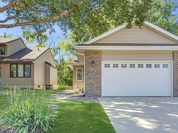 711 Stanwood Dr, Cedar Falls, IA 50613