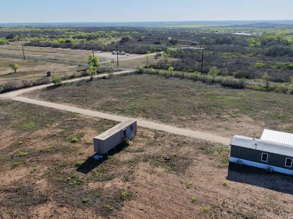 2811 CR 467, Devine, TX 78016