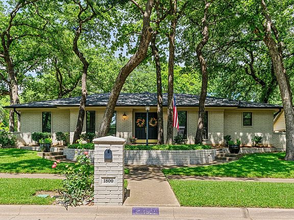 3rd image of 1800 Holm Oak St