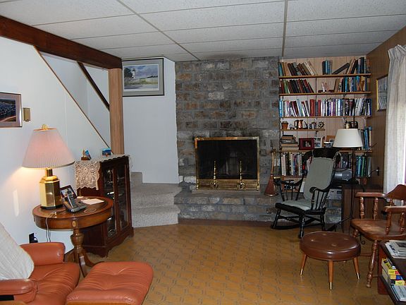 OAK BLUFFS : Fireplace in Main House