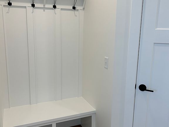 5th image of 829 Brookwood Cres