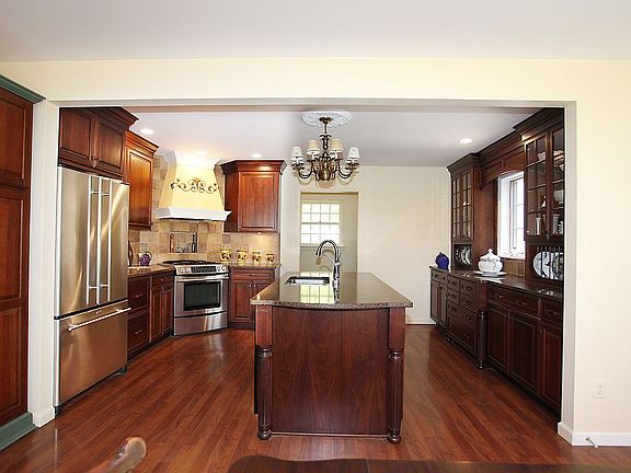 4th image of 82 Elm Ln Ext
