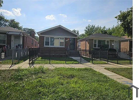 5 bed, 1800 sqft, $2,998 — Photo 2