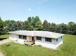 472 W Oakwood Rd, Oxford, MI 48371