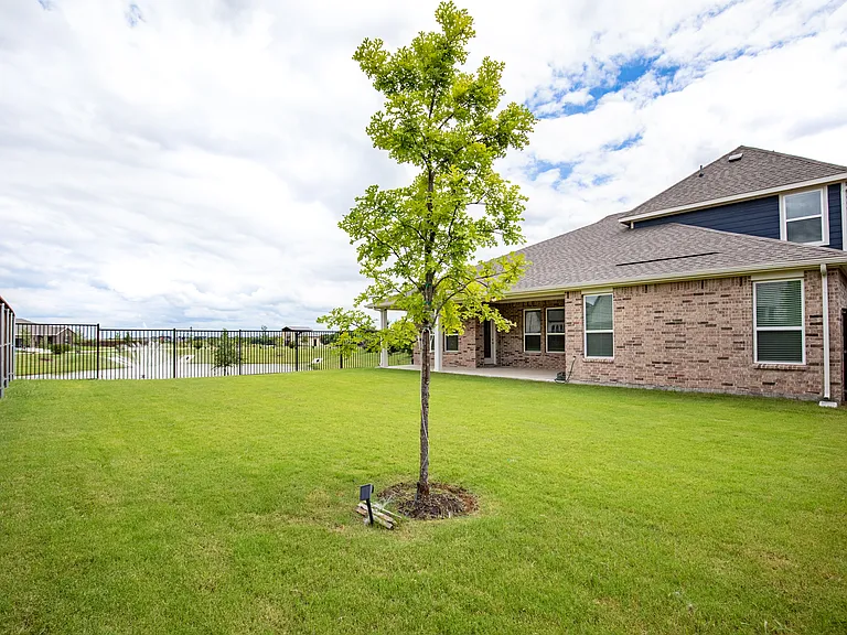 715 Parkside Dr — Photo 32