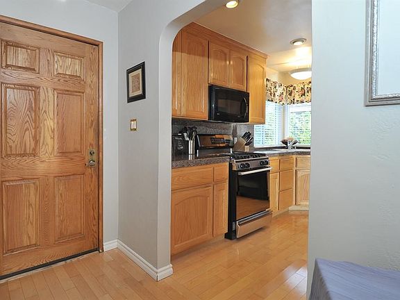 3rd image of 402 S Henry Ave