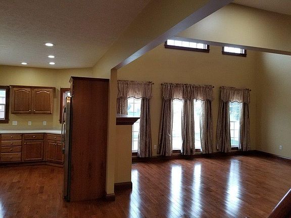 4th image of 376 Deanna Dr