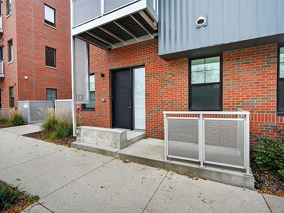 2nd image of 400 SW 7th St #101