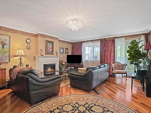 3rd image of 2514 Hubbard St