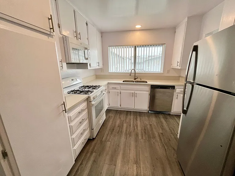 18400 Prairie Street — Photo 109