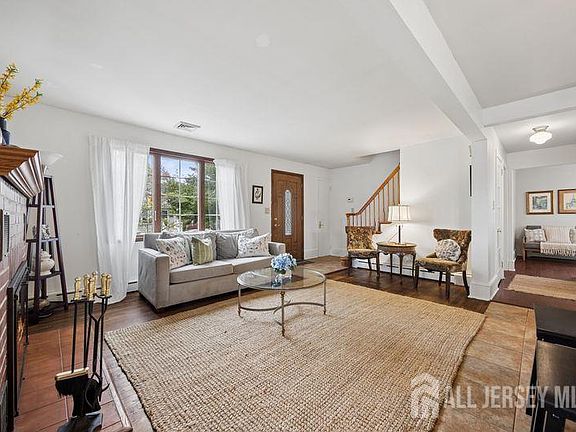 3rd image of 190 Parker St