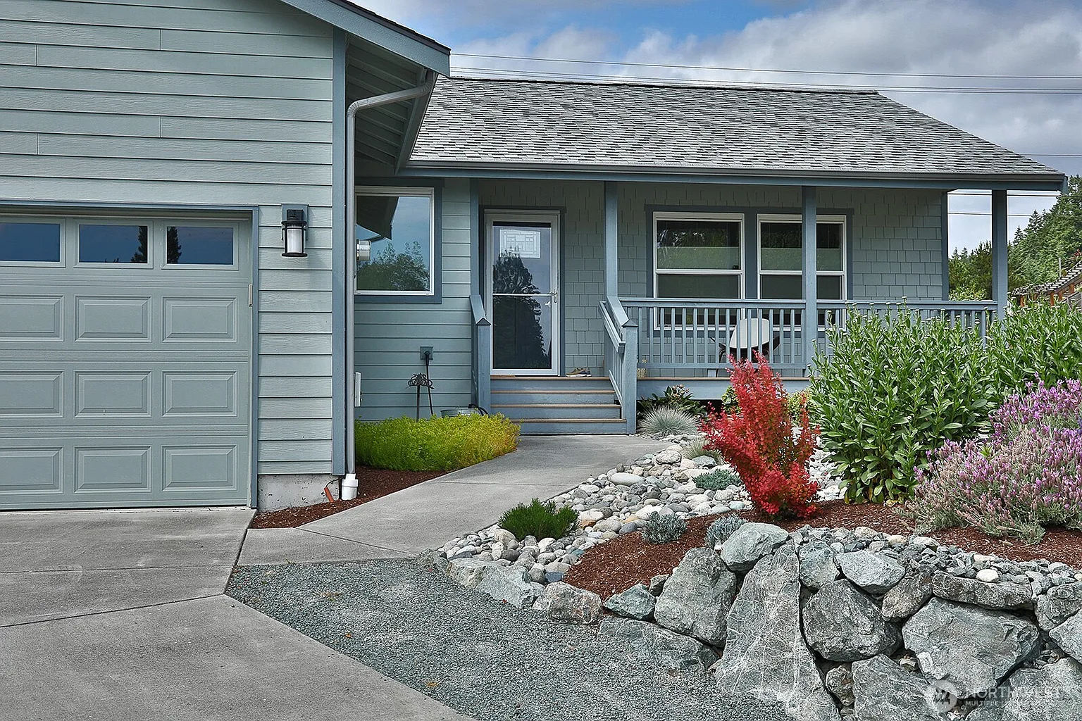 2568 Myra Place photo 1
