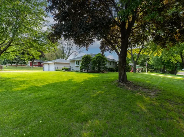 6943 Upper 5th St N, Oakdale, MN 55128