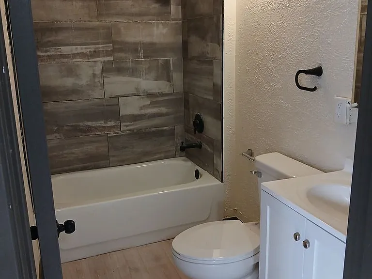 1626 D Street Apartments — Photo 14