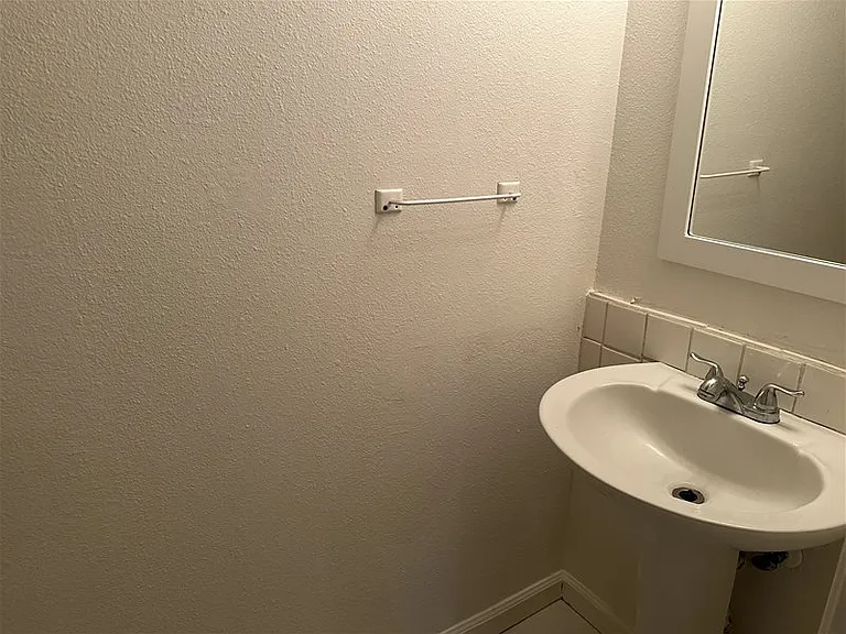 2300 Sycamore Ln #12 — Photo 8