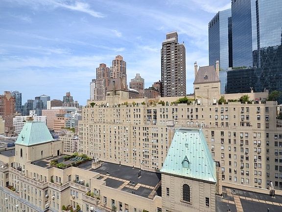 3rd image of 330 W 56th St APT 12H