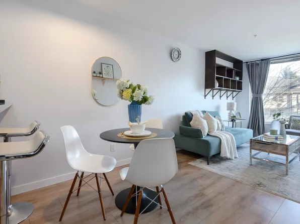 3089 Oak St #206, Vancouver, BC V6H 2K8