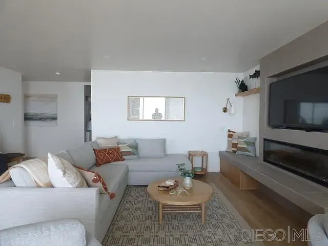 2 bed, 2.0 bath, 1270 sqft, $7,500 — Photo 2
