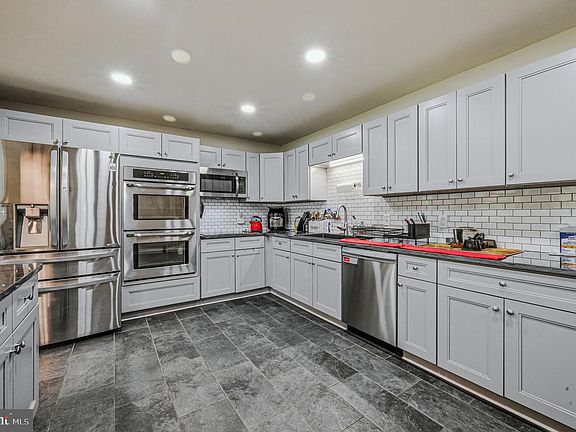 3rd image of 203 Northbank Rd