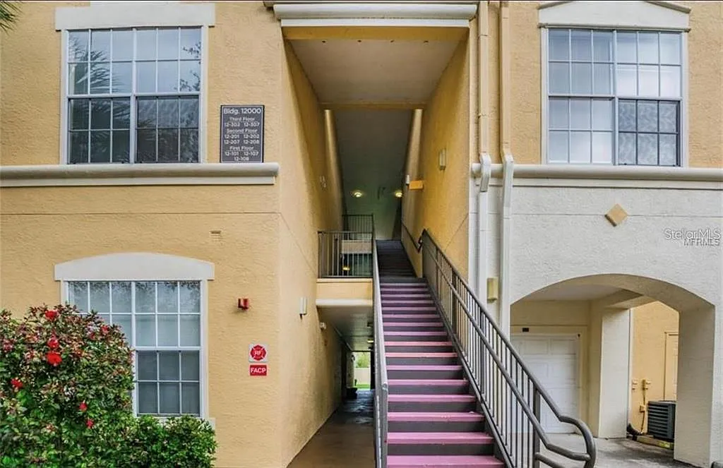 3 bed, 2.0 bath, 1292 sqft, $1,900 — Photo 2
