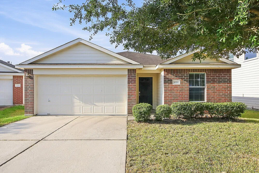 3 bed, 2.0 bath, 1410 sqft, $1,695 — Photo 1