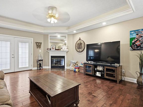 2nd image of 512 Graystone Dr