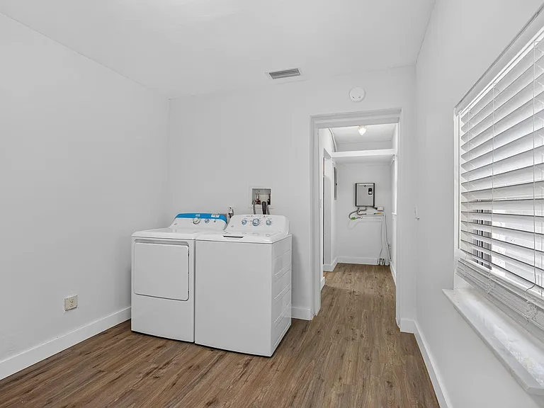 540 NE 61st Ct — Photo 18