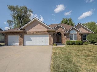 404 E 21st St, Kearney, MO 64060