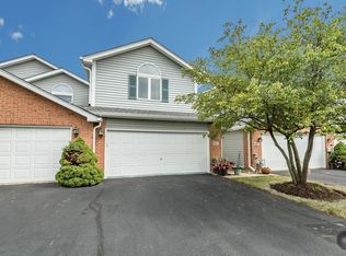 8305 Highpoint Cir UNIT E, Darien, IL