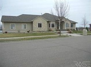 2400 W Carriage Ct, Sioux Falls, SD 57108