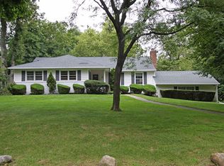 17 Fernwood Ln, Roslyn, NY 11576