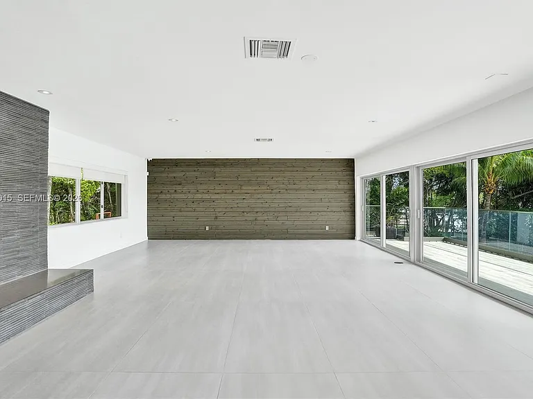 19231 NE 22nd Ave — Photo 13
