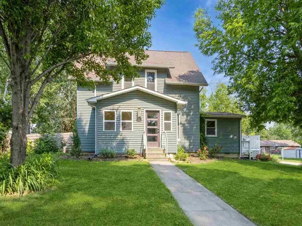 818 5th St, Kalona, IA 52247