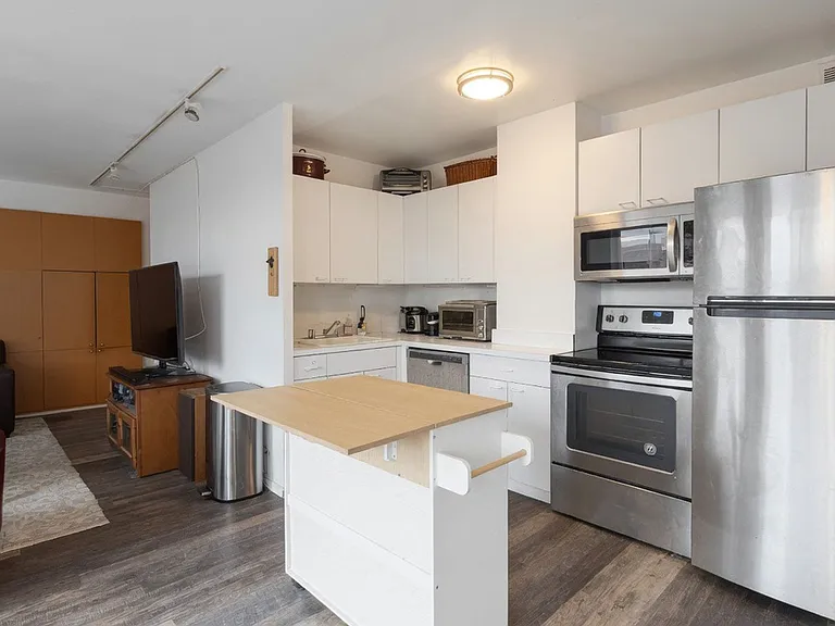 2403 N Lakeview Ave #1 — Photo 2