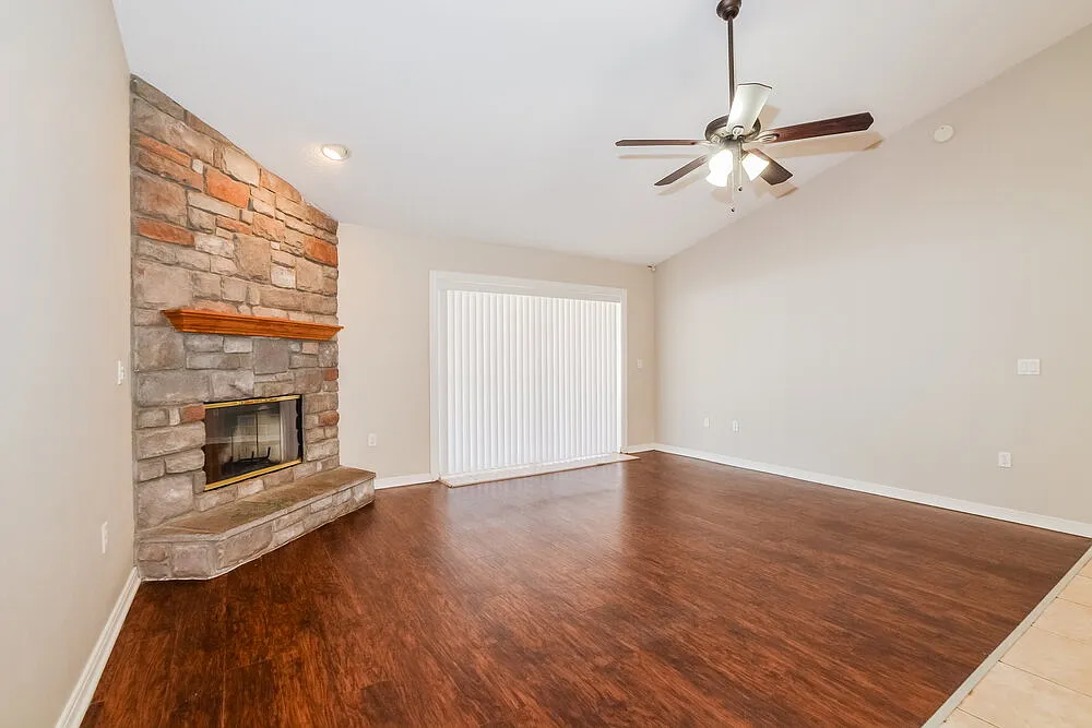 4 bed, 2.0 bath, 2152 sqft, $3,200 — Photo 4