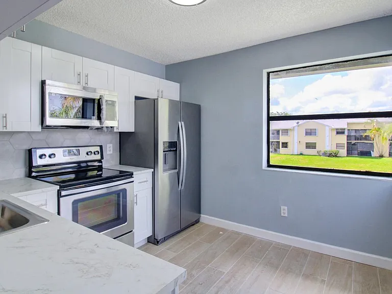 960 N Franklin Ave #960D — Photo 12