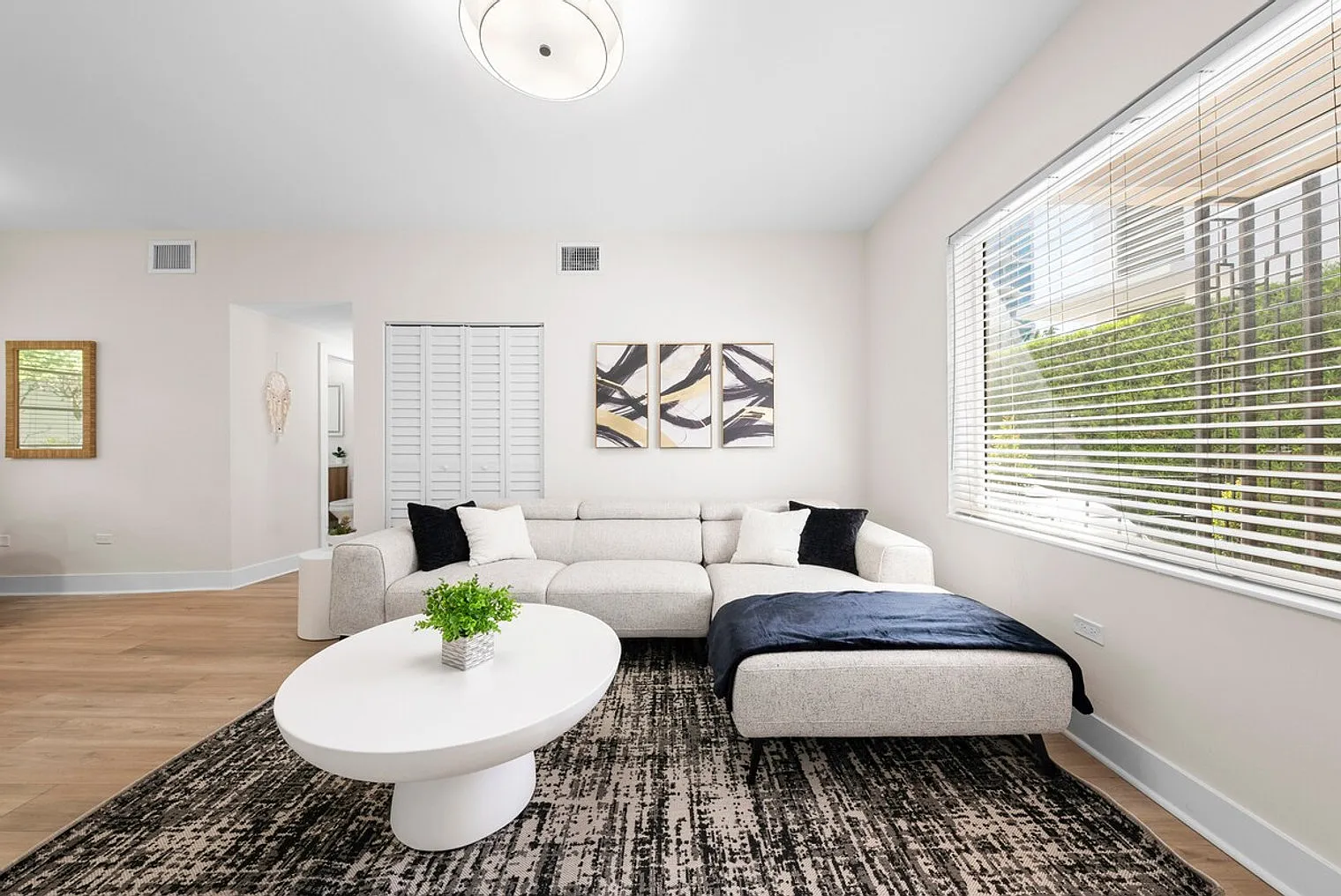 2 bed, 2.0 bath, 1076 sqft, $5,577 — Photo 4