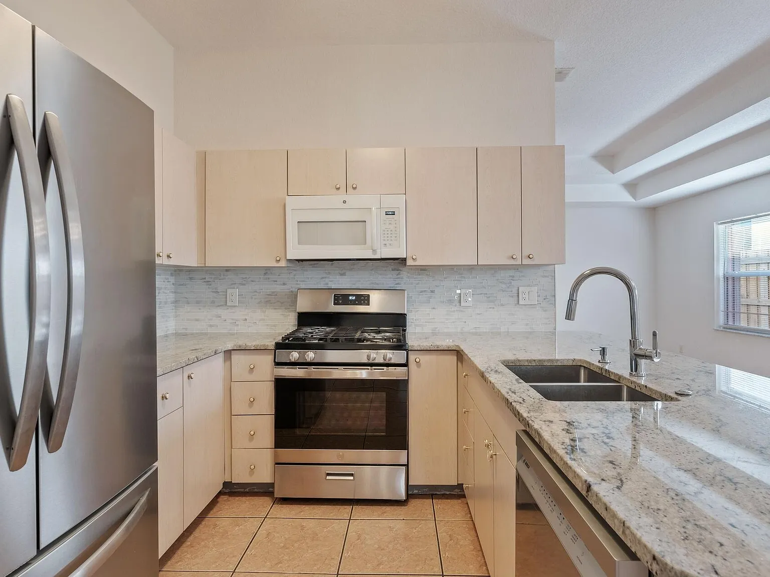 2 bed, 2.0 bath, 1220 sqft, $2,500 — Photo 3