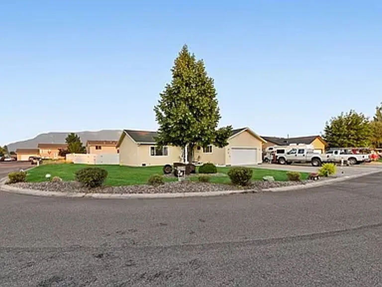 7 Darlene Rd — Photo 2