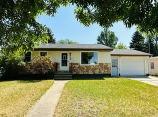 408 26th St NW, Minot, ND 58703