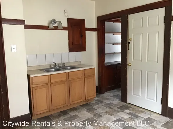 2718 N 49th St, Milwaukee, WI 53210